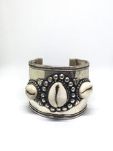 Load image into Gallery viewer, Cowry Cuff