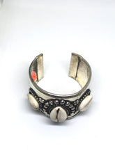 Load image into Gallery viewer, Cowry Cuff
